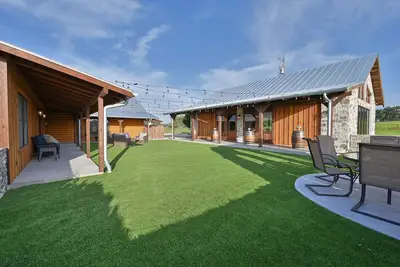 Image de Charmante cabane Fredericksburg - près de la ville et en face des établissements vinicoles. Événements disponibles!