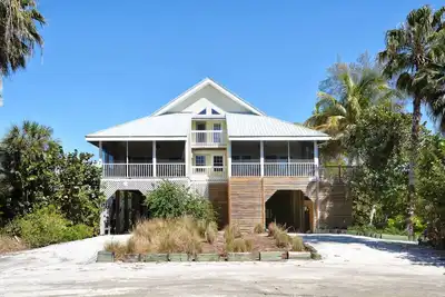 Image de Maison de 3 chambres Ă coucher directement en face de la plage!