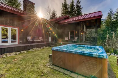 Image de Superbe maison à deux étages avec vue sur la montagne et bain à remous privé!