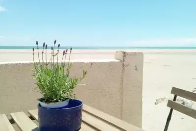 Image de petit coin de paradis situation exceptionnellefront de mer pieds dans l'eau