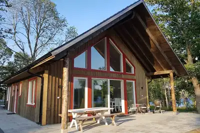 Image de Maison moderne nouvellement construite uniquement située directement au bord du lac avec son propre quai et bateau