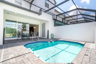 Image de Splendid Four Bedroom Home w / Pool @Festival 154
