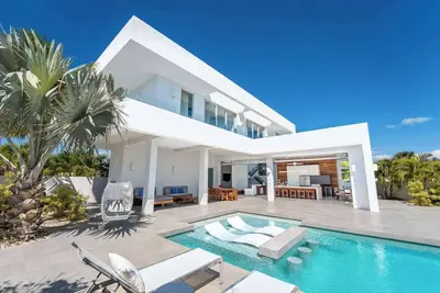 Image de Nouvelle villa idéale pour les grandes familles, à 200 mètres de la plage de Long Bay