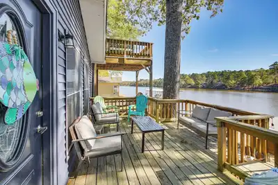 Image de Nouveau! Lakefront Hot Springs Home avec 2 cales de bain!