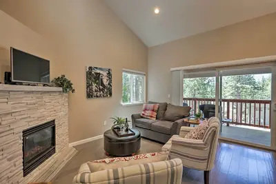 Image de Nouveau-moderne maison de village incliné près de Tahoe Beach!