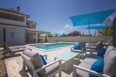 Image de Villa avec piscine privée, salle de sport Crossfit, billard.