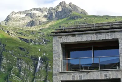 Image de appartement soigné et luxueux au cœur du paisible Maloja
