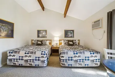 Image de Chambre d'hôtel standard de luxe avec deux lits queen au 2e étage avec piscine chauffée