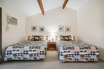 Image de Chambre d'hôtel standard de luxe avec deux lits queen au 2e étage avec piscine chauffée