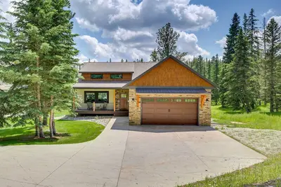 Image de Nouveau! Cabane Black Hills moderne avec bain Ă remous et foyer
