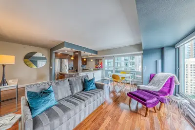 Image de Belle suite avec vue sur la baie, comprend un bain à remous et une piscine communs!