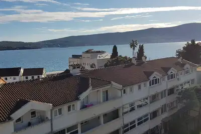 Image de Dah Apartment Tivat - vue sur la mer et vue sur la montagne ensemble