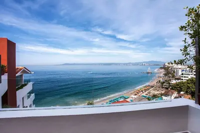 Image de New Beach TownHouse disponible à la location pour la première fois!