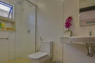 Image de Maison entière moderne avec piscine à proximité des attractions touristiques