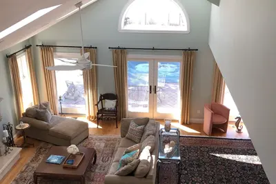 Image de Domaine méditerranéen privé au bord de l'eau avec piscine creusée chauffée