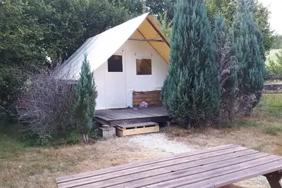 Dans domaine avec piscine couverte, nuit insolite en cabane.