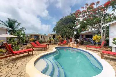 Image de Cabana à quelques pas de la plage avec piscine partagée, terrasse et barbecue