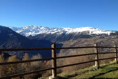 Image de Maison de vacances dans un endroit ensoleillé pour la randonnée et le ski