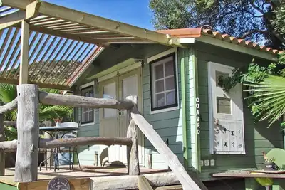 Image de Chalets de vacances indépendants, à pied des plages locales. Bbq, hamacs, chaises longues.