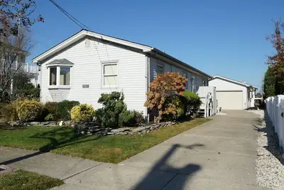 Image de 2 blocs de chemin de la plage. Plusieurs blocs à la baie, quai public et mise à l'eau
