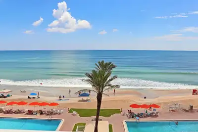 Image de Magnifiquement décoré au dernier étage 2/2 condo en bord de mer. Profitez d'une vue incroyable depuis le grand balcon.