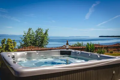 Image de Grande maison bord de l'océan avec bain à remous!