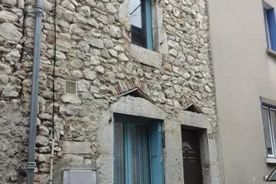 Image de petite maison de ville proche de la montagne