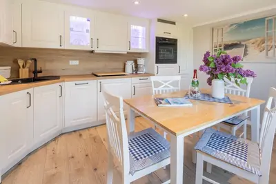 Image de Appartement idyllique dans le style d'une maison de campagne avec cheminée