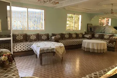 Image de maison vu sur mer et palmeraie
