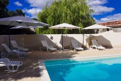 Image de Gîtes charentais modernes, piscine chauffée, wifi gratuit. Les enfants peuvent être des enfants et des adultes se détendre