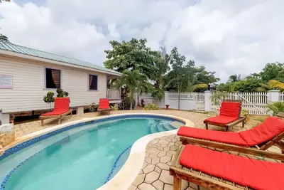Image de Cabana avec un porche et un hamac, vue sur la piscine et espace barbecue commun