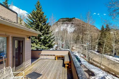 Image de Maison isolée dans la vallée avec balcon privé, grill, tennis partagé - à proximité des sentiers!