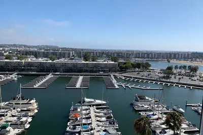 Image de Luxueux luxe somptueux décontracté Vivre! Rare condo à moyen terme Marina del Rey!