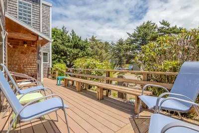 Image de Cozy Beach Home avec beaucoup de place pour se réunir et en face de l'accès à la plage!