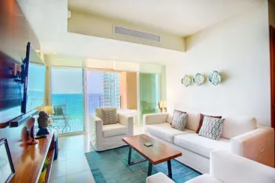 Image de Bright and Breezy Ocean View Condo<br> Piscines à débordement, gymnase, court de tennis