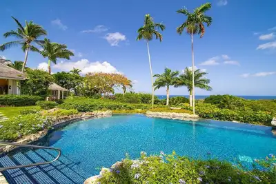 Une villa de luxe Sandy Lane avec de superbes vues panoramiques sur la mer sur la côte ouest