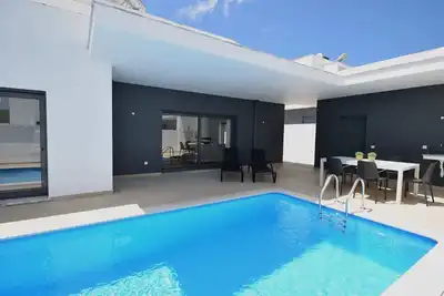 Image de Villa moderne avec piscine privée à Nadadouro