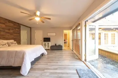 3\/2. 5 oasis romantique avec cour, bain à remous et vue sur la piscine