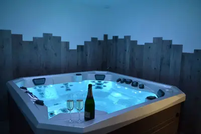 Image de Gîte Les Bulles D'Emeraude avec jacuzzi privatif intérieur