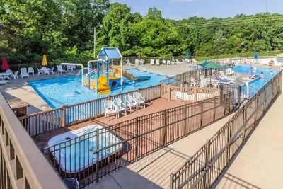 Image de bassin<br> Jacuzzi<br> Wifi gratuit<br> Près de Silver Dollar City