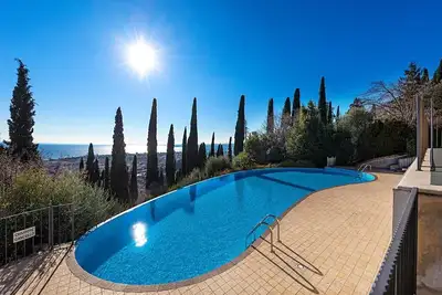 Image de Bel appartement en duplex avec jardin privé donnant sur le mont Pizzocollo, piscine à débordement et une vue magnifique sur le lac de Garde