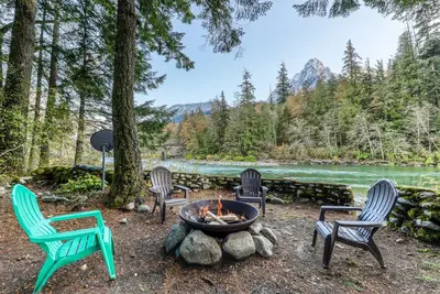 Image de Chalet adapté aux chiens avec bain à remous privé et vue sur la montagne!