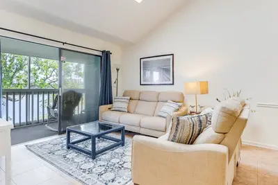 Image de Condo au 3ème étage, dans un patio avec vue sur les marais, communauté fermée