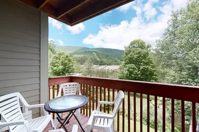 Image de Condo skis aux pieds à l'ombre de Sugarbush avec foyer et piscine partagée!