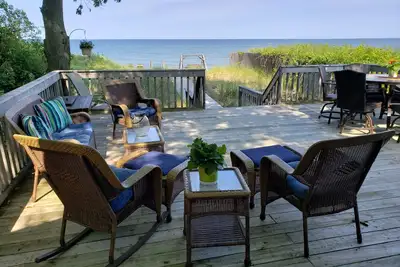 Image de Lake Michigan Beachfront Cottage avec immense terrasse et faible Bluff - nouvellement mis Ă jour!