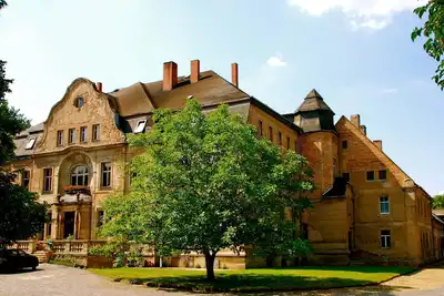 Image de Vivre dans le vieux manoir avec vue sur le parc