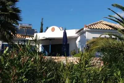 Image de Maison de vacances moderne, très calme, entourée d'oliveraies sur une colline