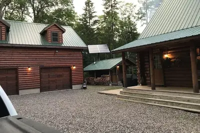 Image de Log lodge Ă distance dans les contreforts Huron Mountain