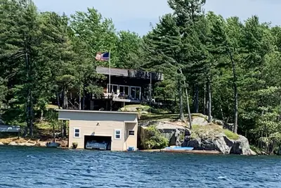 Image de St. Lawrence River Cottage avec 107 pieds de façade sur le fleuve et un hangar à bateaux