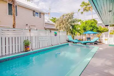 Image de Dog-friendly home w / grande piscine privée à une courte promenade du port historique!